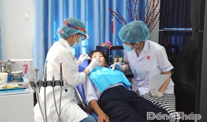 Các y, bác sĩ thuộc Công ty TNHH MTV Nha khoa Phương Thành, Hội Nha khoa Trẻ em Việt Nam, Bệnh viện Răng Hàm Mặt TP. Hồ Chí Minh, Nha khoa Như Ngọc thăm khám răng cho các em học sinh khuyết tật.