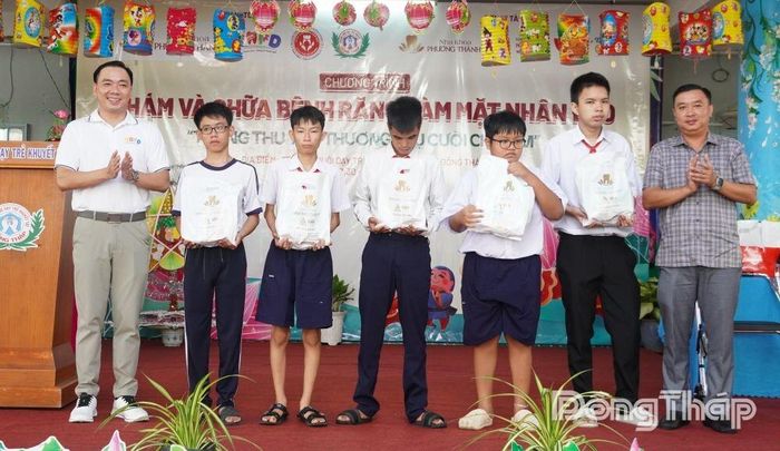 Lãnh đạo UBND phường Sa Đéc và Công ty TNHH MTV Nha khoa Phương Thành tặng quà trung thu cho học sinh Trường Nuôi dạy trẻ khuyết tật tỉnh Đồng Tháp.