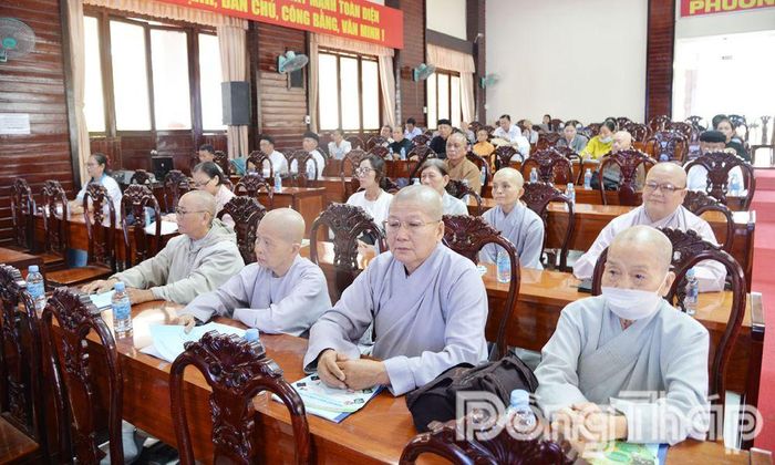 Các chức sắc, chức việc đại diện các cơ sở tôn giáo trên địa bàn tỉnh tham dự hội nghị.