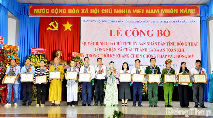 Lãnh đạo xã Châu Thành trao tặng Giấy khen cho các tập thể có thành tích tiêu biểu trong đóng góp xây dựng Châu Thành là xã An toàn khu.
