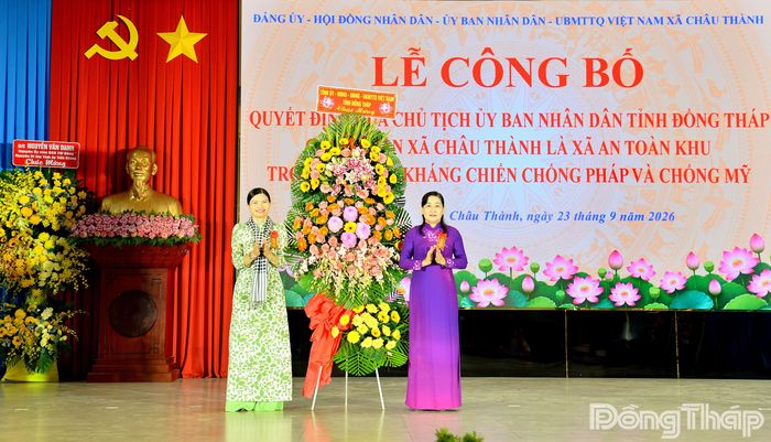 Đồng chí Châu Thị Mỹ Phương, Phó Bí thư Tỉnh ủy, Trưởng Đoàn Đại biểu Quốc hội tỉnh Đồng Tháp, trao tặng hoa chúc mừng Châu Thành được công nhận xã An toàn khu.