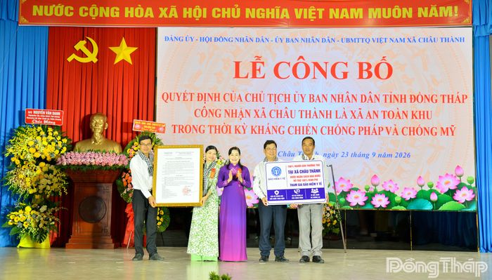 Đồng chí Châu Thị Mỹ Phương, Phó Bí thư Tỉnh ủy, Trưởng Đoàn Đại biểu Quốc hội tỉnh Đồng Tháp, trao Quyết định công nhận Châu Thành là xã An toàn khu trong thời kỳ kháng chiến chống Pháp và chống Mỹ; đồng thời, trao Bảng tượng trưng 100% người dân thường trú tại xã Châu Thành được ngân sách nhà nước hỗ trợ 100% kinh phí tham gia bảo hiểm y tế.