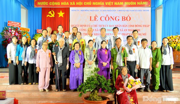 Các đại biểu chụp ảnh lưu niệm tại buổi lễ.