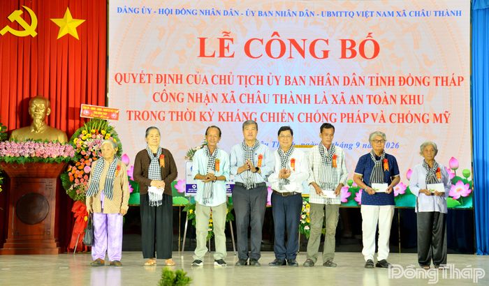 Lãnh đạo xã Châu Thành và đại diện Công ty Cổ phần Đầu tư Xây dựng Tiền Giang trao quà cho các hộ gia đình chính sách.