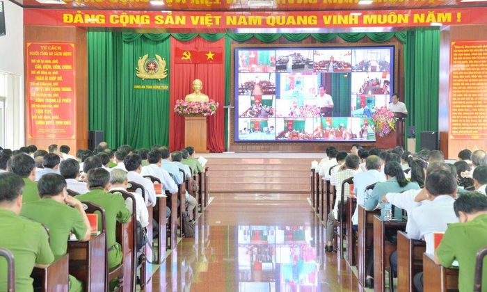 Lãnh đạo sở, ngành tỉnh tham gia ý kiến.