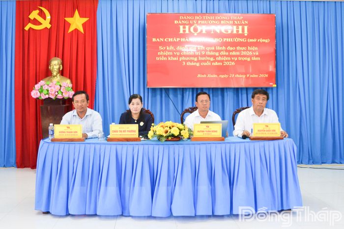 Đồng chí Châu Thị Mỹ Phương cùng lãnh đạo phường Bình Xuân chủ trì hội nghị.