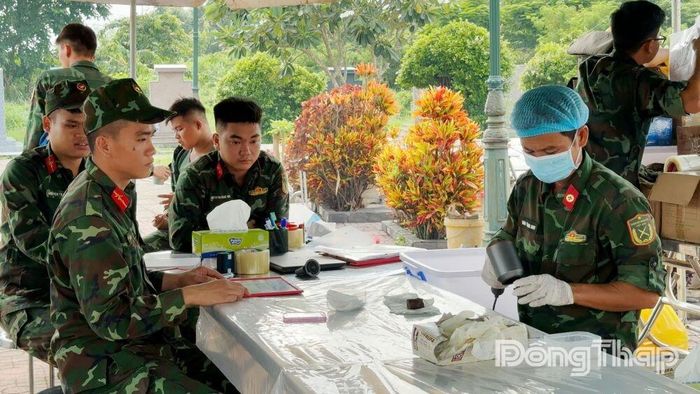 Lực lượng chức năng lấy mẫu giám định, xác định danh tính hài cốt liệt sĩ.