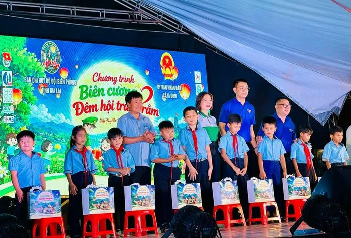 Đại diện xã Ia Dom và các đơn vị trao tặng các phần quà ý nghĩa cho các em. Ảnh: P.D