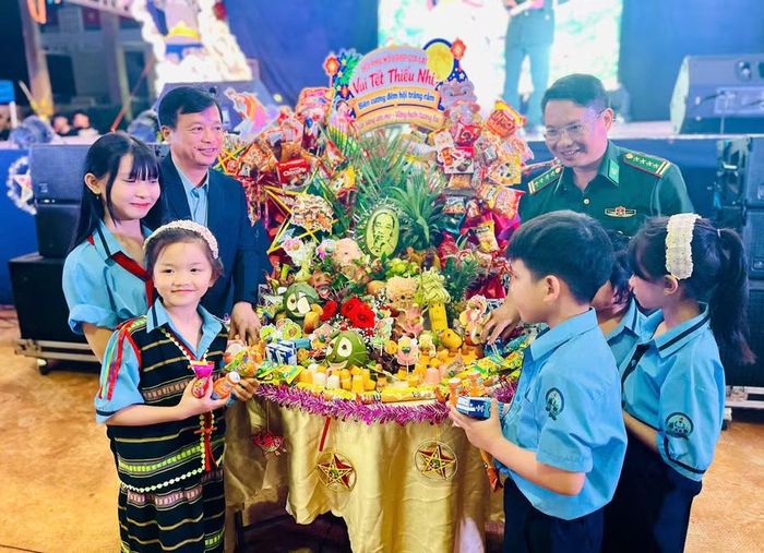 Các đồng chí lãnh đạo vui phá cỗ trung thu cùng các em nhỏ. Ảnh: P.D