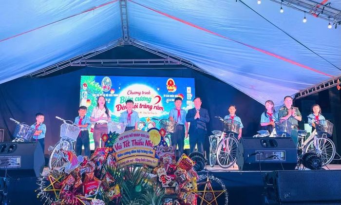 Phó Chủ tịch Thường trực UBND tỉnh Nguyễn Tuấn Thanh (giữa) trao xe đạp cho các học sinh có hoàn cảnh khó khăn. Ảnh: P.D