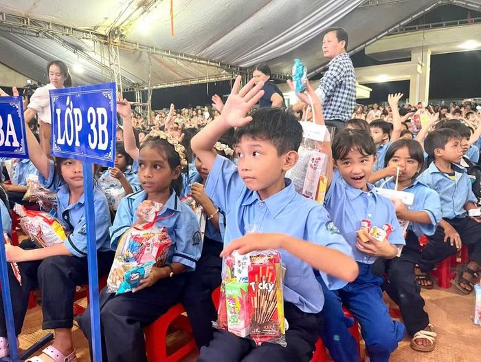 Niềm vui của các em nhỏ khi được nhận quà trung thu. Ảnh: P.D