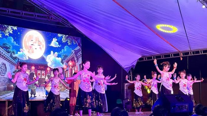 Học sinh Trường Phổ thông nội trú Tiểu học và THCS Ia Dom tham gia biểu diễn văn nghệ. Ảnh: P.D