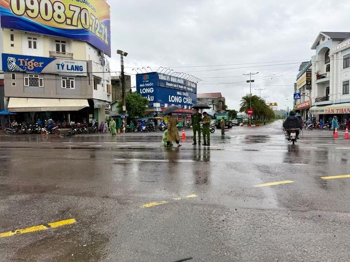  Các đơn vị nghiệp vụ Công an tỉnh Gia Lai khám nghiệm hiện trường. Ảnh: Nguyễn Chơn 