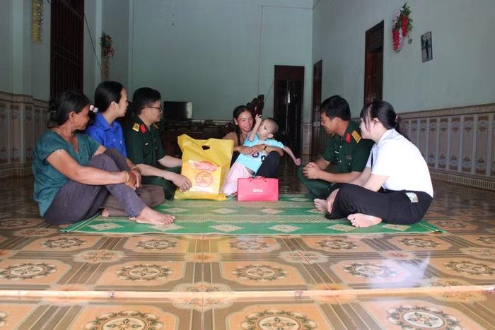  Lãnh đạo Đoàn Kinh tế - Quốc phòng 74 tặng quà cho các em thiếu nhi mắc bệnh hiểm nghèo. Ảnh: Vĩnh Hoàng 
