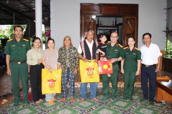  Đoàn trưởng Đoàn Kinh tế-Quốc phòng 74 tặng quà cho con, cháu của già làng, người có uy tín. Ảnh: Vĩnh Hoàng 
