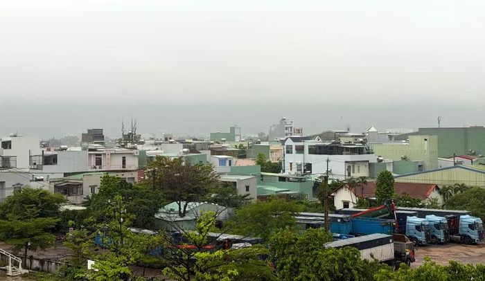UBND các xã, phường và đơn vị liên quan chủ động triển khai phương án ứng phó, tăng cường kiểm tra nhà ở, công trình có nguy cơ mất an toàn. Ảnh: Phương Vi