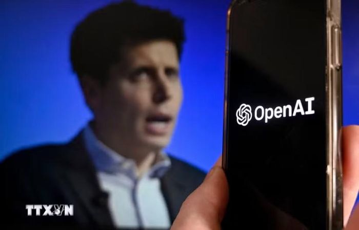 Giám đốc điều hành Sam Altman và biểu tượng OpenAI. Ảnh: AFP/TTXVN