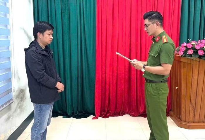 Đối tượng Chính đã bị khởi tố vì sản xuất thuốc bảo vệ thực vật giả. Ảnh: Nam Trung