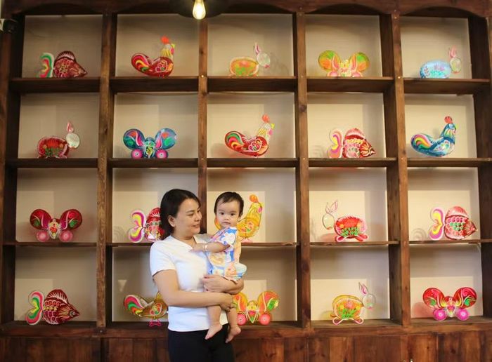  Lồng đèn truyền thống tạo không gian gợi nhớ mùa trăng tuổi thơ, đồng thời trở thành điểm nhấn để các gia đình lưu giữ khoảnh khắc Trung thu. Ảnh: M.C 