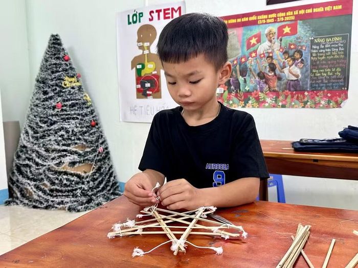  Học sinh tự tay ghép những nan tre để làm lồng đèn ông sao tại lớp STEM - Nhà Thiếu nhi phường Pleiku. Ảnh: M.C 