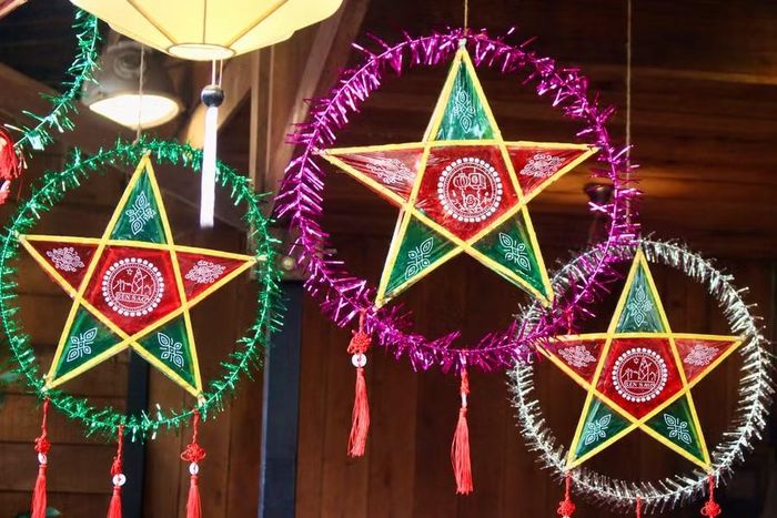  Những chiếc đèn ông sao được trang trí tại cà phê Quỳnh (phường Diên Hồng), gợi nhớ món đồ chơi Trung thu quen thuộc của nhiều thế hệ. Ảnh: M.C 