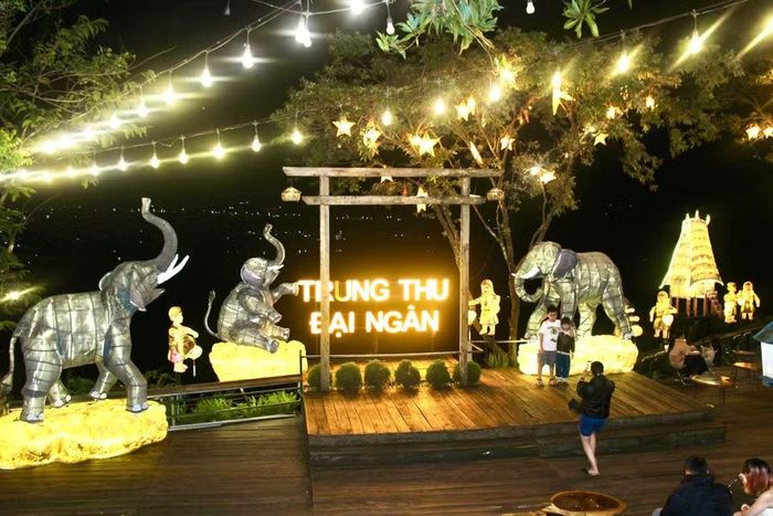  Không gian “Trung thu Đại ngàn” tại quán cà phê Ngày Bình Yên (phường Pleiku) kết hợp lồng đèn ông sao với những hình ảnh mang sắc màu văn hóa Tây Nguyên. Ảnh: M.C 