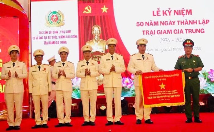 Trại giam Gia Trung vinh dự nhận Cờ thi đua của Chính phủ dành cho đơn vị xuất sắc trong phong trào thi đua năm 2025. Ảnh: P.D