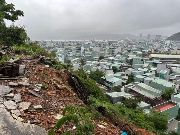Dưới chân núi Một (phường Quy Nhơn) có khá nhiều nhà dân đang sinh sống, nỗi lo sạt lở đất đá khi có mưa lớn xảy ra luôn hiện hữu. Ảnh: A.N