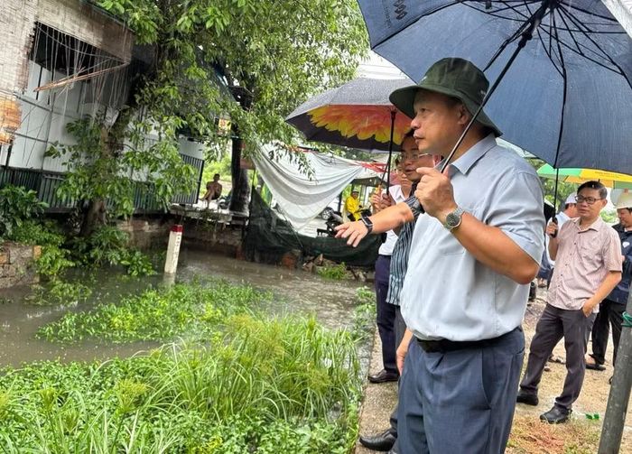 Phó Chủ tịch UBND tỉnh Dương Mah Tiệp (hàng đầu bên phải) đề nghị các địa phương rà soát, hoàn thiện các phương án phòng, chống thiên tai phù hợp với tình hình thực tế. Ảnh: A.N