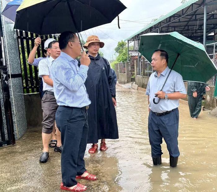 Phó Chủ tịch UBND tỉnh Đồng chí Dương Mah Tiệp, (bên phải) kiểm tra thực tế khu vực có nguy cơ ngập sâu tại phường Quy Nhơn Tây. Ảnh: A.N