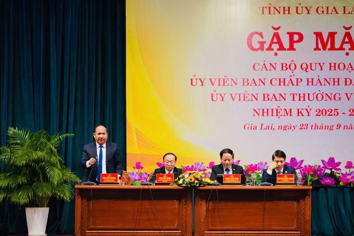 Các đồng chí Thường trực Tỉnh ủy chủ trì hội nghị. Ảnh: N.H
