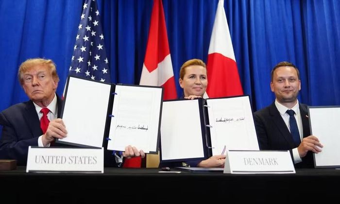 Tổng thống Trump, Thủ tướng Frederiksen và Thủ hiến Nielsen tại lễ ký thỏa thuận ngày 22-9. Ảnh: AP