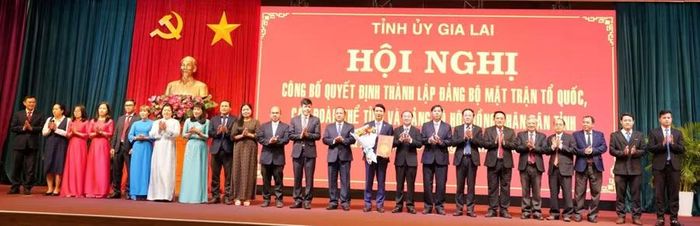  Thường trực Tỉnh ủy trao quyết định và tặng hoa chúc mừng Ban Chấp hành Đảng bộ MTTQ, các đoàn thể tỉnh. Ảnh: N.H 