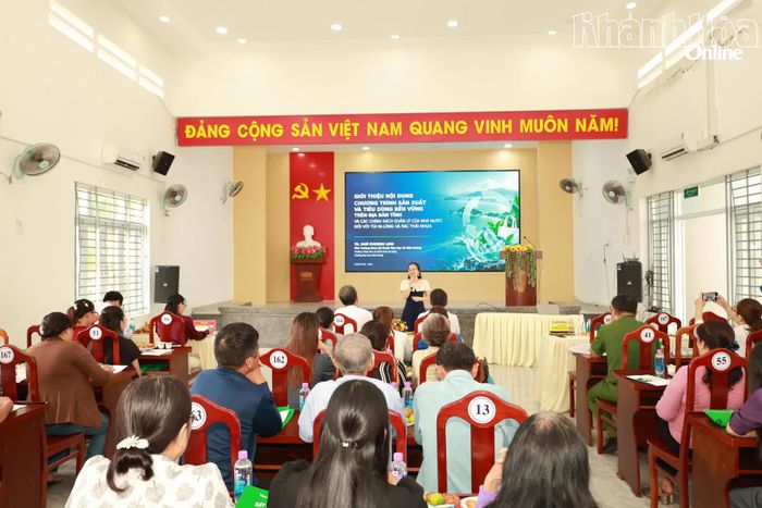 Tiến sĩ Ngô Phương Linh trình bày nội dung tuyên truyền tại hội nghị.