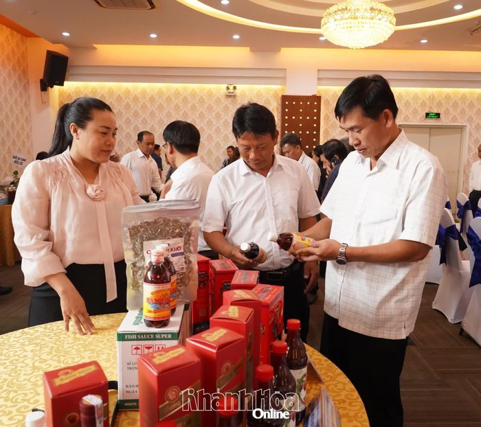 Các đại biểu tham quan gian hàng trưng bày sản phẩm đặc trưng của xã Xuân Hải.