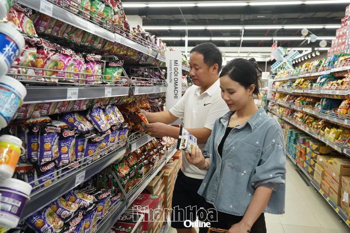 Khách hàng chọn mua hàng Việt tại siêu thị Lotte Mart Nha Trang (phường Tây Nha Trang).