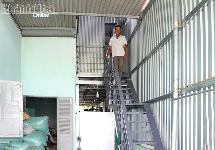Tận dụng khoảng không bên trên nhà kho, ông Trần Minh Thương làm gác tránh lũ cho gia đình.