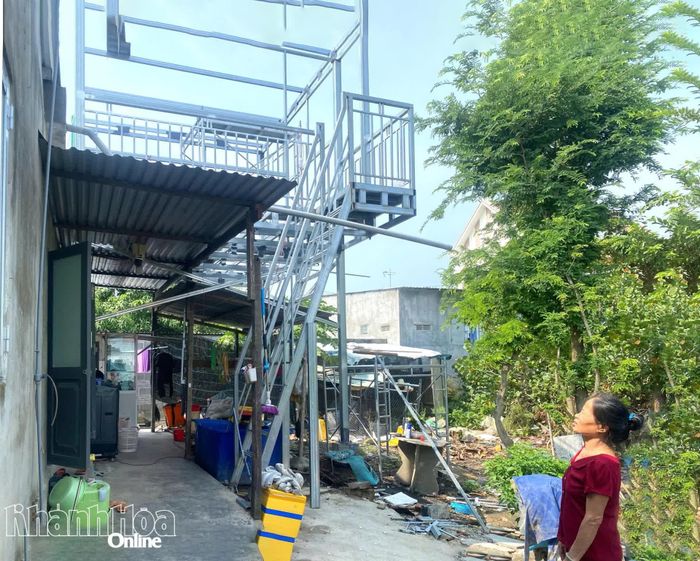 Căn gác tránh lũ của gia đình bà Nguyễn Thị Nga đang trong giai đoạn hoàn thiện.