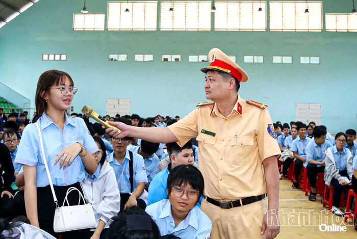 Cán bộ Phòng Cảnh sát giao thông kiểm tra kiến thức pháp luật về trật tự an toàn giao thông đối với sinh viên Trường Cao đẳng Kỹ thuật công nghệ Nha Trang.