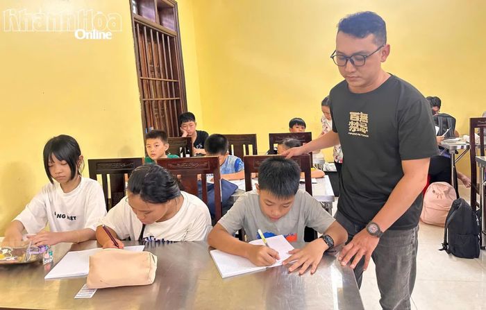 Thầy Nguyễn Ngọc Tiến theo sát, hỗ trợ các em làm bài tập.
