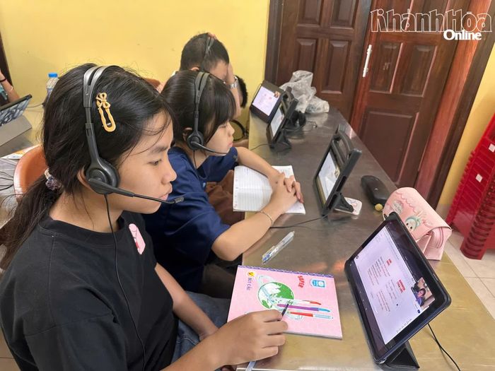 Các em nhỏ học trực tuyến, giao tiếp tiếng Anh với gia sư nước ngoài.
