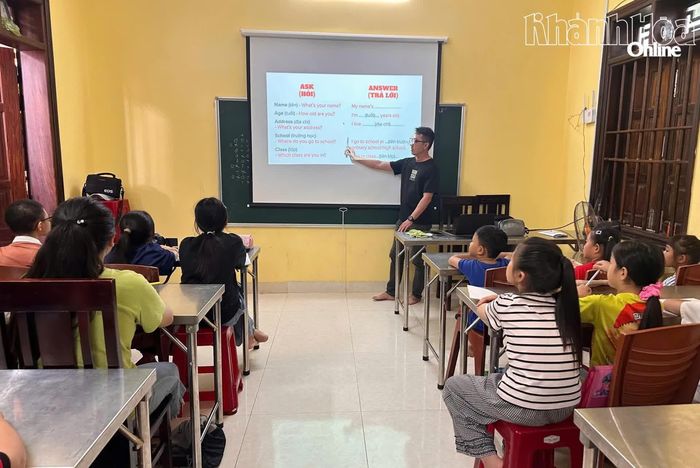 Thầy giáo hướng dẫn bài cho các em.