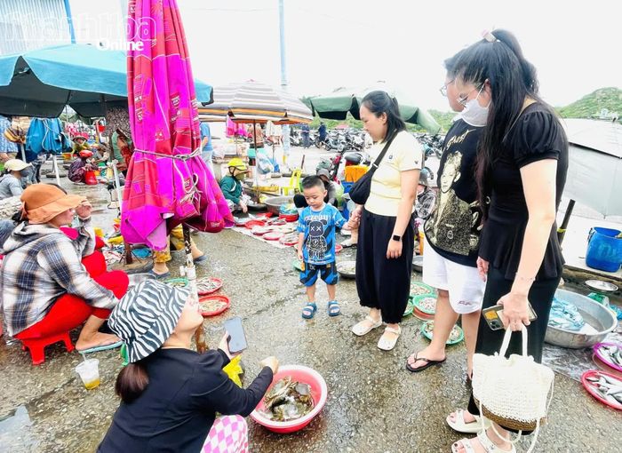 Du khách chọn mua hải sản tại chợ Nại.