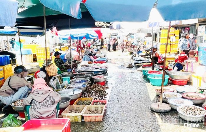 Tiểu thương bày bán các loại hải sản tại chợ Nại.