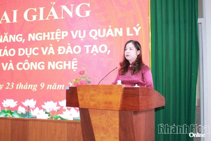 Lãnh đạo Trường Chính trị tỉnh phát biểu tại lễ khai giảng.