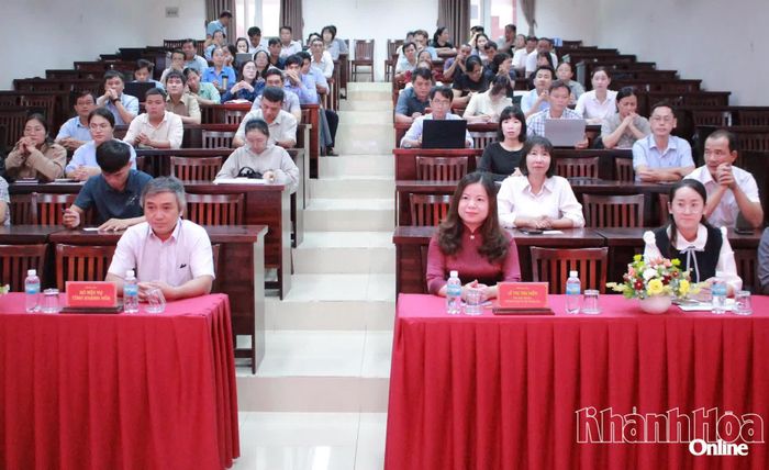 Các đại biểu và học viên dự lễ khai giảng lớp bồi dưỡng.