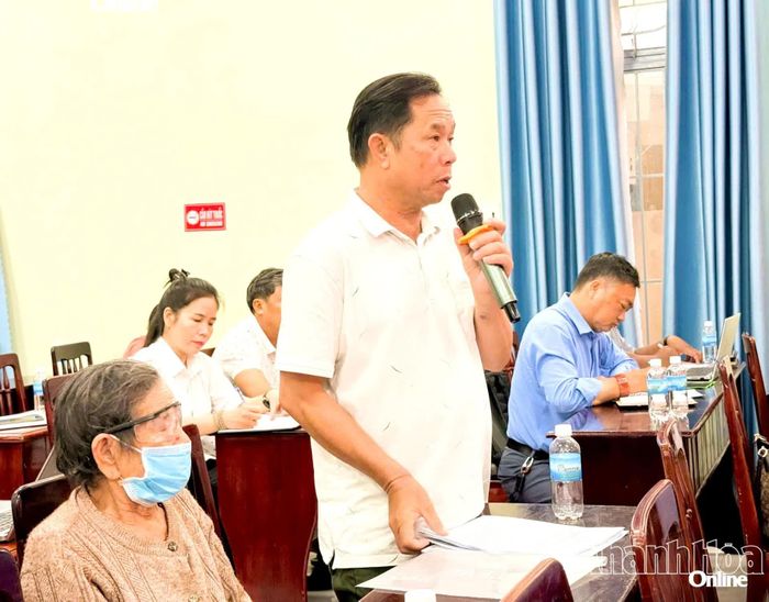Cử tri xã Nam Cam Ranh kiến nghị tại buổi tiếp xúc.
