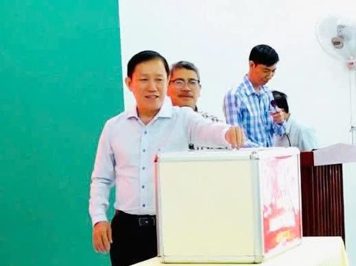 Lãnh đạo Đảng ủy phường Ninh Chử ủng hộ Quỹ “Vì người nghèo” năm 2026.
