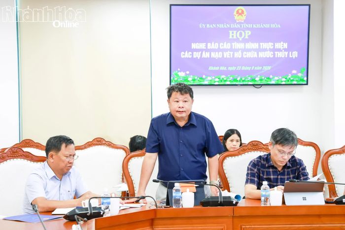 Lãnh đạo Ban Quản lý Dự án đầu tư xây dựng các công trình nông nghiệp và giao thông tỉnh báo cáo tại cuộc họp.