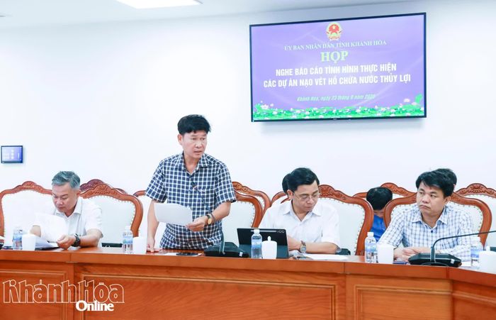Lãnh đạo Ban Quản lý Dự án đầu tư xây dựng tỉnh báo cáo tại cuộc họp.